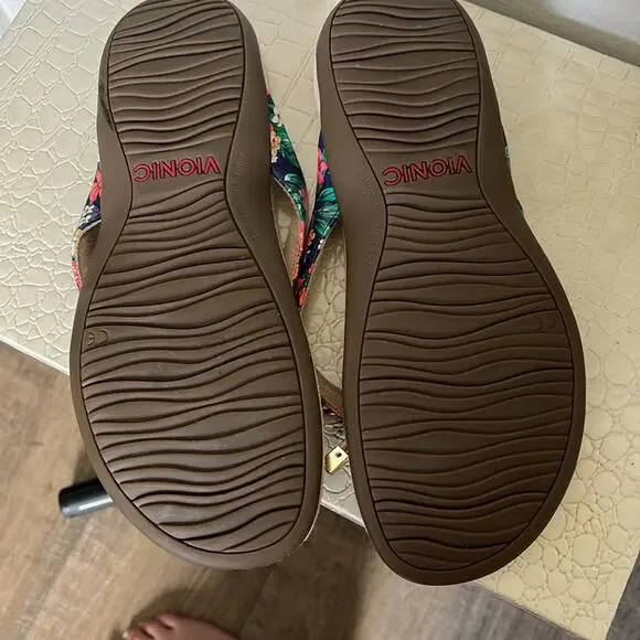 Navy Floral Vionic Bella Sandals (size 7.5) - Picture 3 of 4